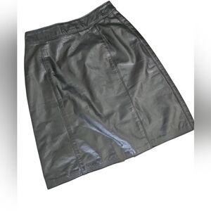 Knee-length Black Pencil Skirt for Athletic Style